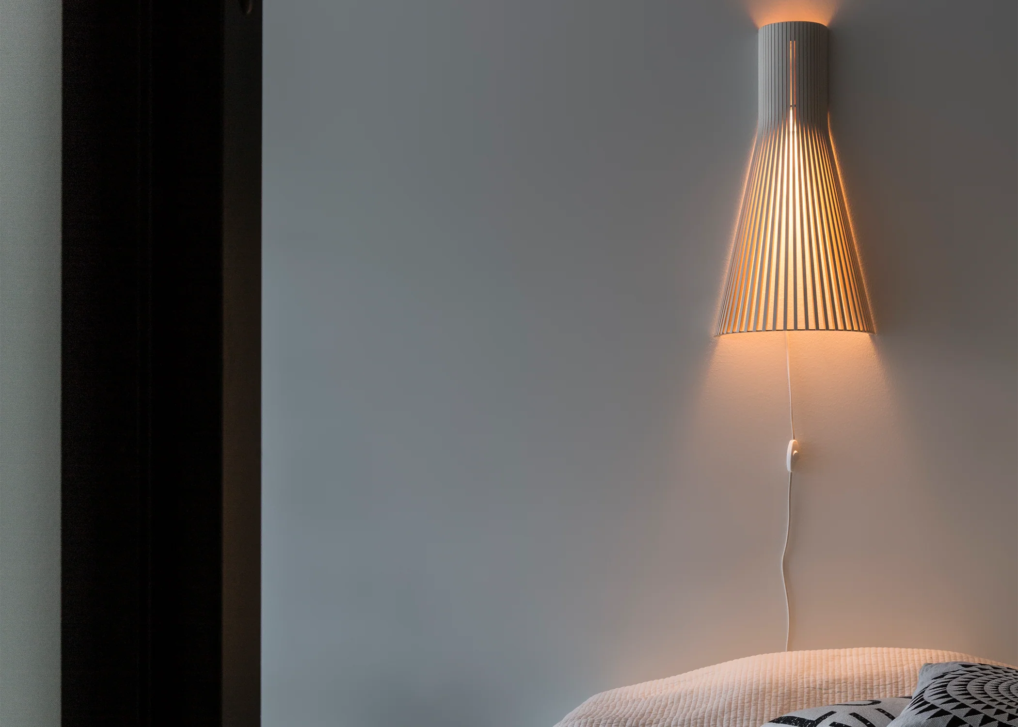 Secto 4230 Wall Lamp - White - Image 2